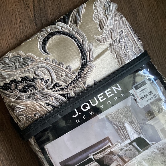 J.Queen New York Waterfall Valance Size 49 inches x 33 inches. - Picture 5 of 6